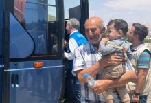 صورة وصول أول قافلة عودة طوعيك للاجئين من لبنان إلى سوريا