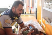 صورة عمره عامان … الدفاع المدني ينقذ طفلاً سقط في بئر بريف حماة