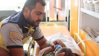 صورة عمره عامان … الدفاع المدني ينقذ طفلاً سقط في بئر بريف حماة