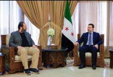 صورة الشيباني يلتقي فريق بحث مجزرة التضامن ويؤكد على المحاسبة والعدالة