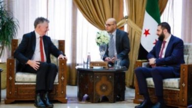 صورة الرئيس الشرع يستقبل مستشار الأمن القومي البريطاني في دمشق