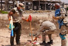 صورة تطهير المنطقة الصناعية في القصير من مخلفات الحرب استعداداً لإعادة تأهيلها