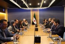 صورة وفد من “قسد” في دمشق لاستكمال مباحثات مع الحكومة السورية