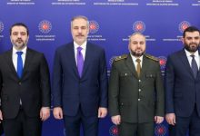 صورة وزير الخارجية والمغتربين يصل أنقرة برفقة وزير الدفاع لإجراء مباحثات مع تركيا