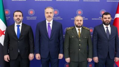 صورة وزير الخارجية والمغتربين يصل أنقرة برفقة وزير الدفاع لإجراء مباحثات مع تركيا