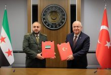صورة توقيع مذكرة تفاهم للتعاون الدفاعي بين وزارتي الدفاع سوريا وتركيا