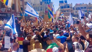 صورة مظاهرة حاشدة وسط مدينة السويداء تحت شعار “حق تقرير المصير”