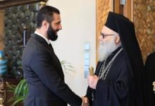 صورة الرئيس الشرع يستقبل البطريرك يوحنا العاشر في قصر الشعب بدمشق