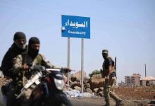 صورة إصابة 3 مدنيين إثر استهداف سيارة متجهة من السويداء إلى دمشق