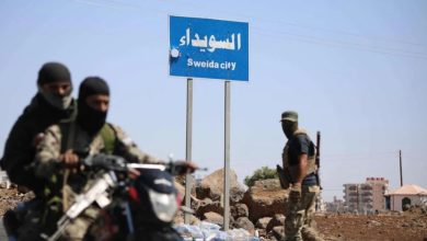صورة إصابة 3 مدنيين إثر استهداف سيارة متجهة من السويداء إلى دمشق