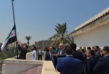 صورة رفع العلم السوري فوق مبنى السفارة في العاصمة الليبية طرابلس