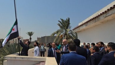 صورة رفع العلم السوري فوق مبنى السفارة في العاصمة الليبية طرابلس