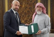 صورة وزير الطوارئ يكرّم مواطناً أنقذ طفلاً سقط في بئر ارتوازية بريف الرقة