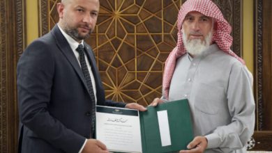 صورة وزير الطوارئ يكرّم مواطناً أنقذ طفلاً سقط في بئر ارتوازية بريف الرقة
