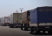 صورة دخول قافلة تجارية إلى السويداء عبر معبر بصر الحرير