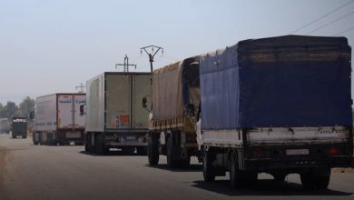 صورة دخول قافلة تجارية إلى السويداء عبر معبر بصر الحرير