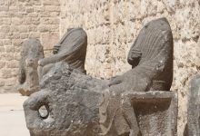 صورة نقل 11 قطعة أثرية من منبج بريف حلب إلى الحمام العثماني