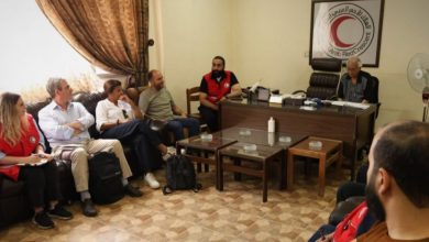 صورة الهلال الأحمر والصليب الأحمر البريطاني يبحثان سبل دعم مراكز الإيواء في درعا