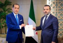 صورة السفير القضاة يؤكد رغبته في توطيد العلاقات الأردنية السورية بعد تسليم أوراق اعتماده