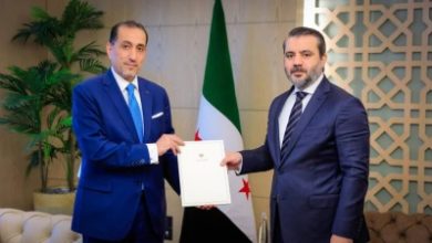 صورة السفير القضاة يؤكد رغبته في توطيد العلاقات الأردنية السورية بعد تسليم أوراق اعتماده