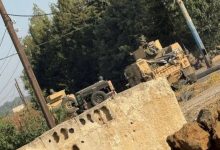 صورة رتل لقوات الاحتلال الإسرائيلي يدهم منازل في قرية عابدين في حوض اليرموك بدرعا