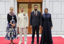صورة الرئيس الشرع وعقيلته يستقبلان قائد القيادة المركزية الأمريكية وزوجته