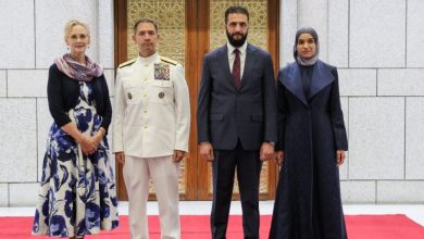 صورة الرئيس الشرع وعقيلته يستقبلان قائد القيادة المركزية الأمريكية وزوجته