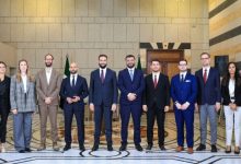 صورة الرئيس الشرع يلتقي صحفيين دوليين ويوضح مواقف سوريا من القضايا الداخلية والإقليمية