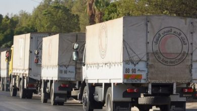 صورة دخول قافلة مساعدات إنسانية وأخرى تجارية إلى السويداء تضم 72 شاحنة
