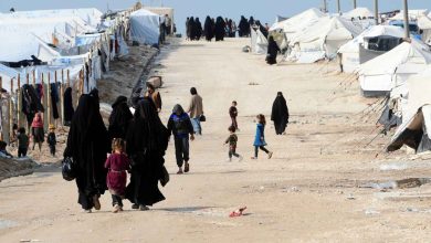 صورة بعد تهريبهن من مخيم الهول..”عرائس داعش” وأطفالهن يعدن إلى أستراليا