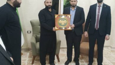 صورة مدير أمن السويداء يكرم محافظ إدلب ويؤكد التنسيق بين الشمال والجنوب